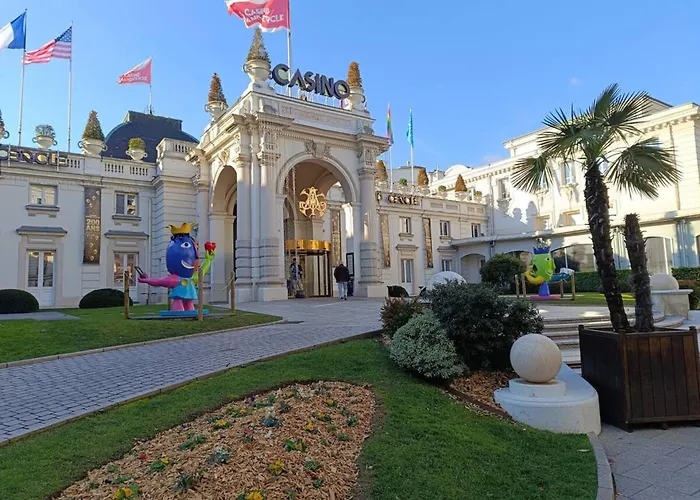 3 Etoiles Piscine Tennis 2adultes Et 2enfants アパート *